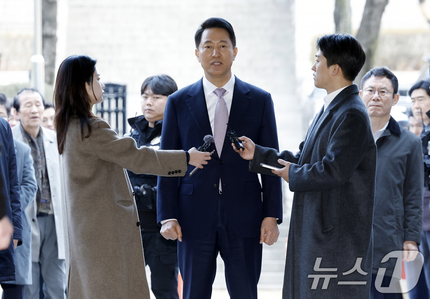 (서울=뉴스1) 박정호 기자 = '명태균 여론조사비 대납' 의혹으로 기소된 오세훈 서울시장이 4일 오전 서울시 서초구 서초동 서울중앙지방법원에서 열린 정치자금법위반 첫 공판에 출석 …