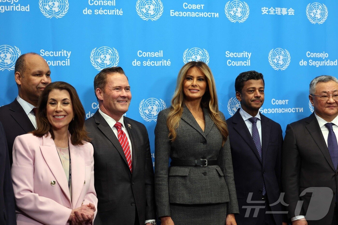 본문 이미지 - 멜라니아 트럼프 영부인이 2일(현지시간) 마이크 왈츠 대사를 비롯한 대사들과 함께 유엔 안전보장이사회 회의 의장직을 맡기 위해 뉴욕 유엔 본부에서 회의를 준비하고 있다. ⓒ AFP=뉴스1