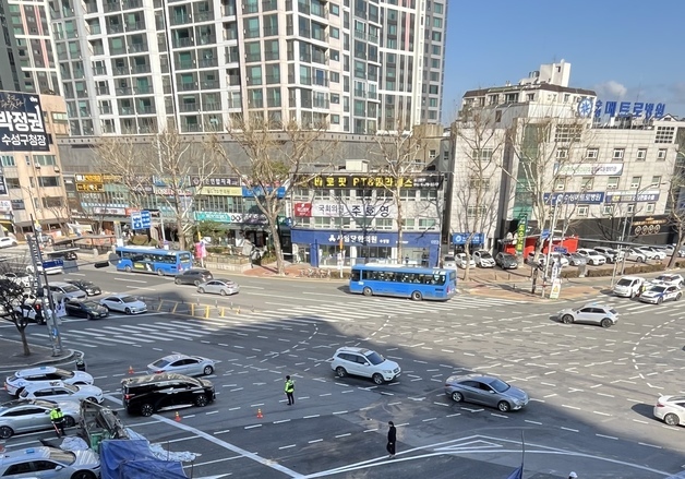 대구 만촌네거리 천공기 전도 사고…3명 부상