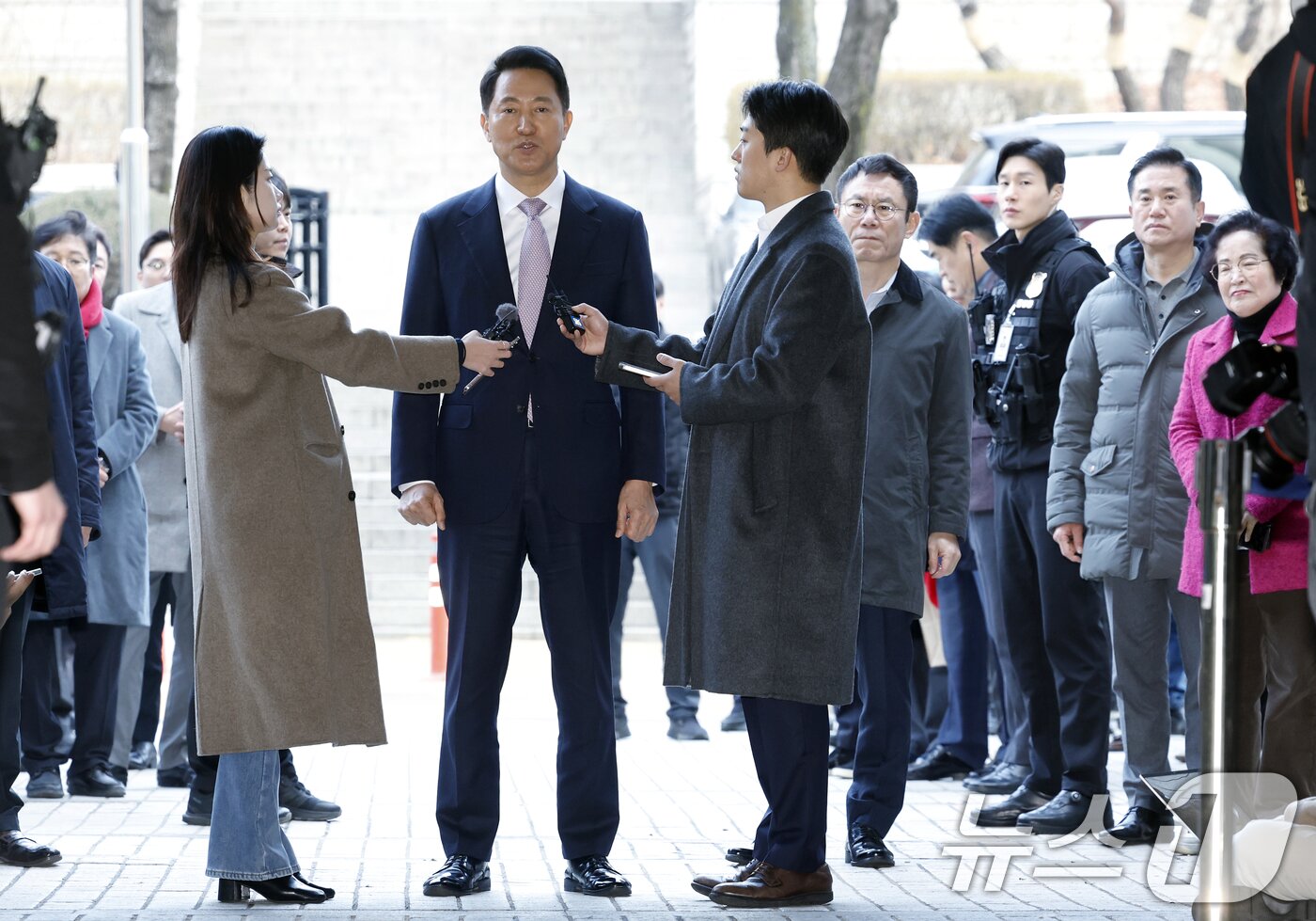본문 이미지 - '명태균 여론조사비 대납' 의혹으로 기소된 오세훈 서울시장이 4일 오전 서울시 서초구 서초동 서울중앙지방법원에서 열린 정치자금법위반 첫 공판에 출석하며 취재진의 질문에 답하고 있다. 2026.3.4 ⓒ 뉴스1 박정호 기자