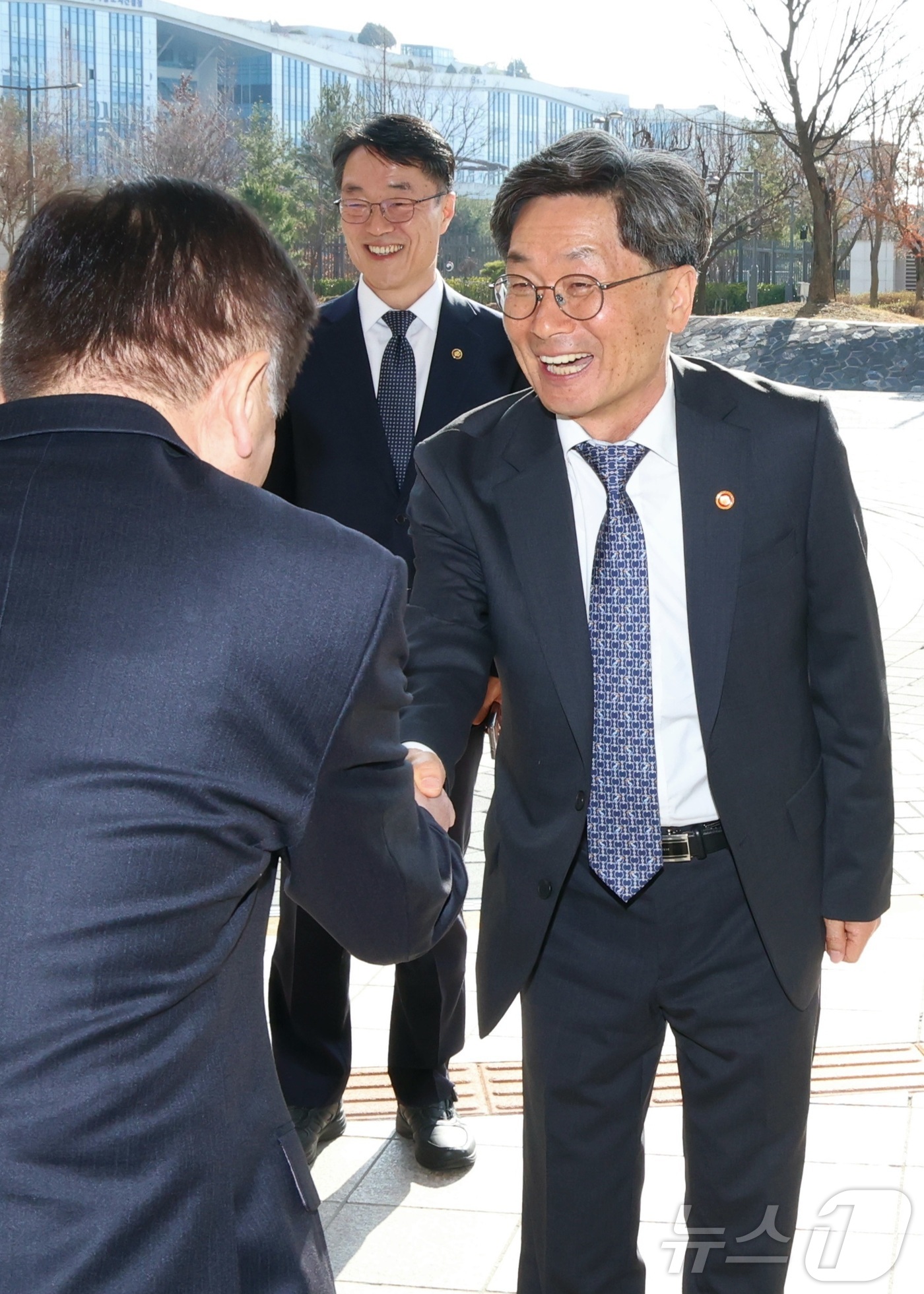 (세종=뉴스1) 김기남 기자 = 정일연 국민권익위원회 신임 위원장이 4일 오전 세종시 정부세종청사로 첫 출근하며 인사를 나누고 있다.  2026.3.4/뉴스1