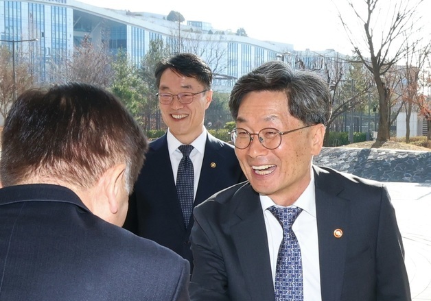 첫 출근하는 신임 정일연 귄익위원장