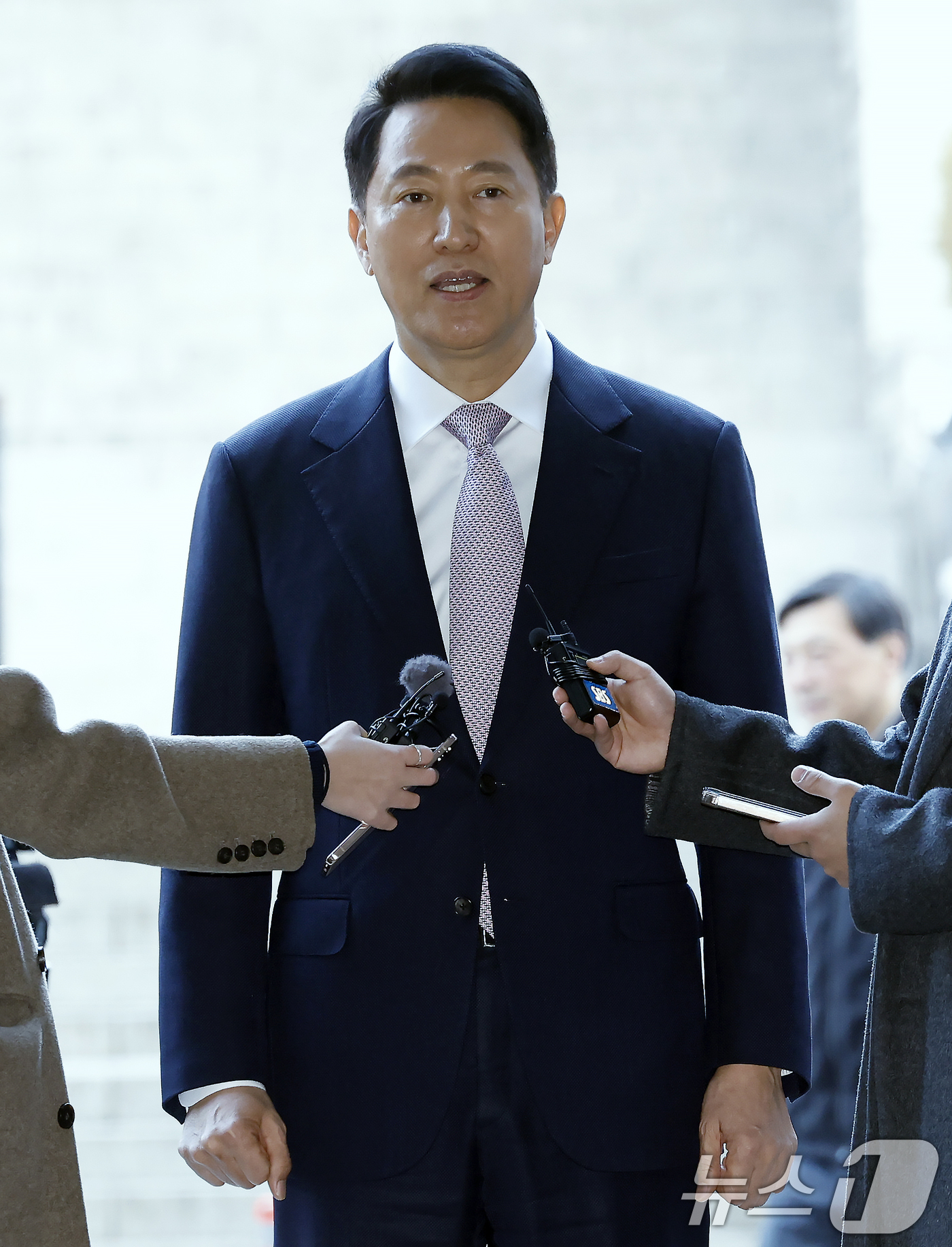 (서울=뉴스1) 박정호 기자 = '명태균 여론조사비 대납' 의혹으로 기소된 오세훈 서울시장이 4일 오전 서울시 서초구 서초동 서울중앙지방법원에서 열린 정치자금법위반 첫 공판에 출석 …