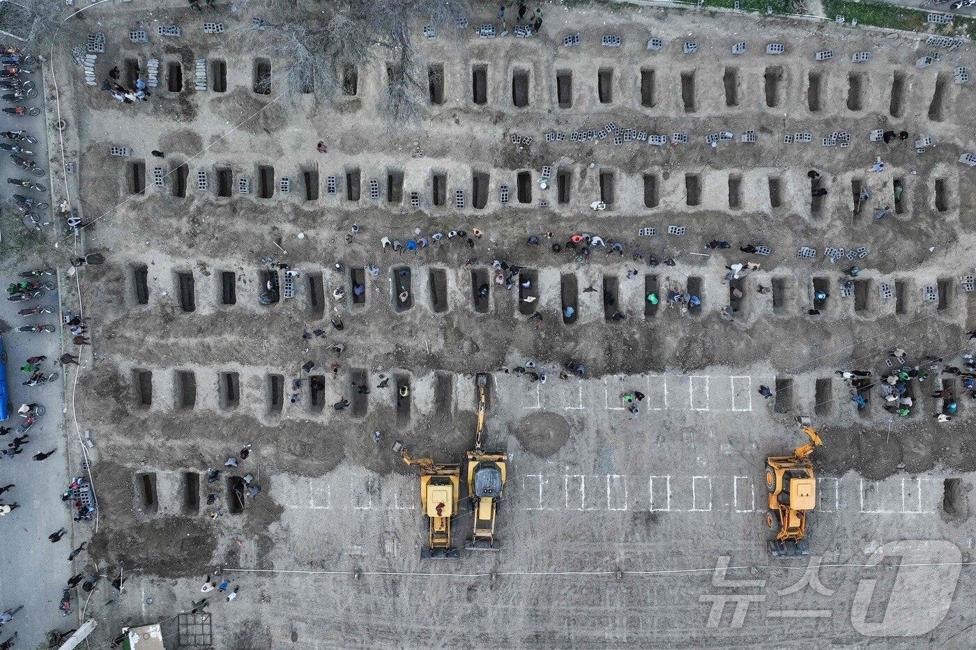 본문 이미지 - 3일(현지시간) 이란 호르모즈간 주 미나브의 한 초등학교에 대한 공습으로 사망한 어린이들의 장례식에서 조문객들이 무덤을 파는 모습. IRAN-ISRAEL-US-WAR ⓒ AFP=뉴스1