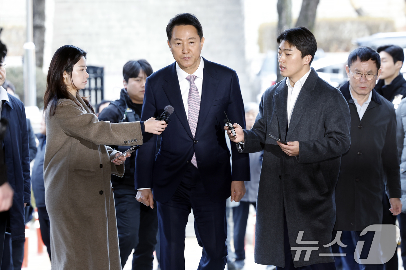 (서울=뉴스1) 박정호 기자 = '명태균 여론조사비 대납' 의혹으로 기소된 오세훈 서울시장이 4일 오전 서울시 서초구 서초동 서울중앙지방법원에서 열린 정치자금법위반 첫 공판에 출석 …