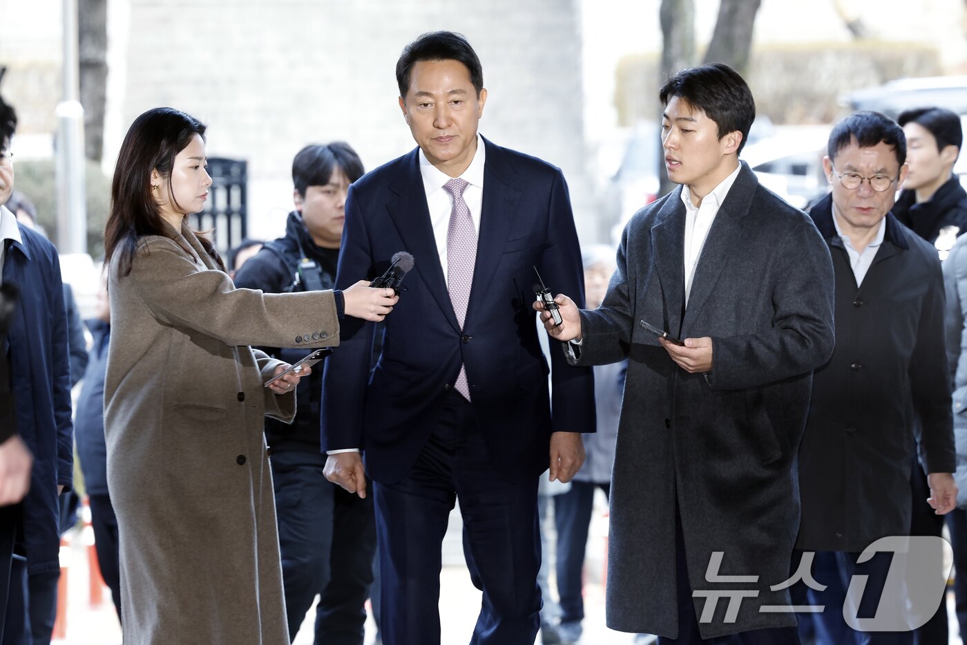본문 이미지 - '명태균 여론조사비 대납' 의혹으로 기소된 오세훈 서울시장이 4일 오전 서울시 서초구 서초동 서울중앙지방법원에서 열린 정치자금법위반 첫 공판에 출석하고 있다. 2026.3.4 ⓒ 뉴스1 박정호 기자