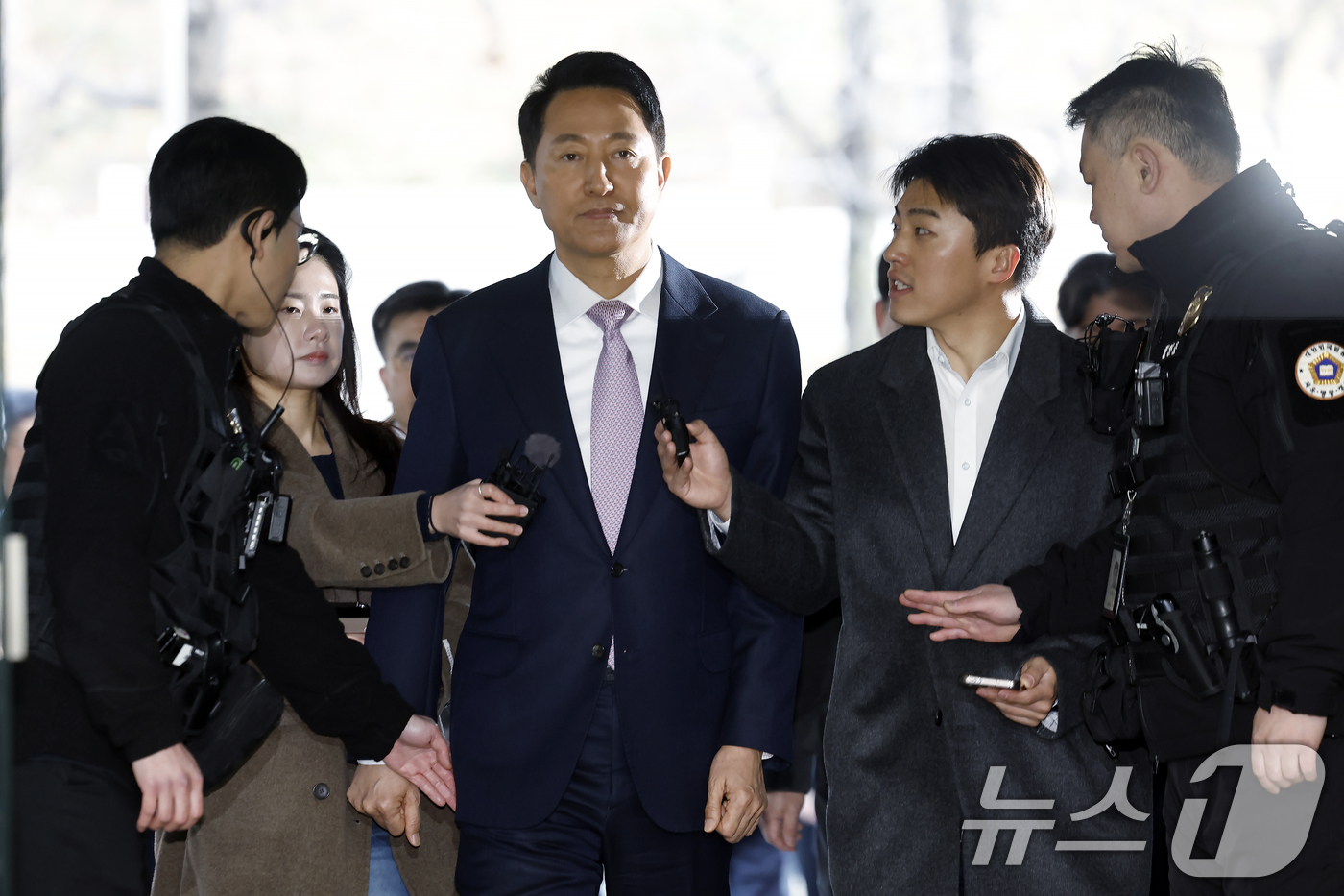 (서울=뉴스1) 박정호 기자 = '명태균 여론조사비 대납' 의혹으로 기소된 오세훈 서울시장이 4일 오전 서울시 서초구 서초동 서울중앙지방법원에서 열린 정치자금법위반 첫 공판에 출석 …