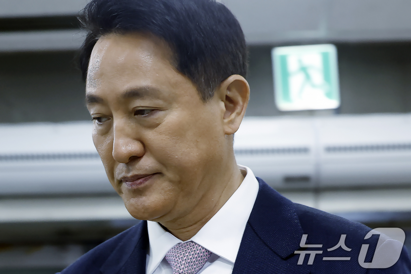 (서울=뉴스1) 박정호 기자 = '명태균 여론조사비 대납' 의혹으로 기소된 오세훈 서울시장이 4일 오전 서울시 서초구 서초동 서울중앙지방법원에서 열린 정치자금법위반 첫 공판에 출석 …