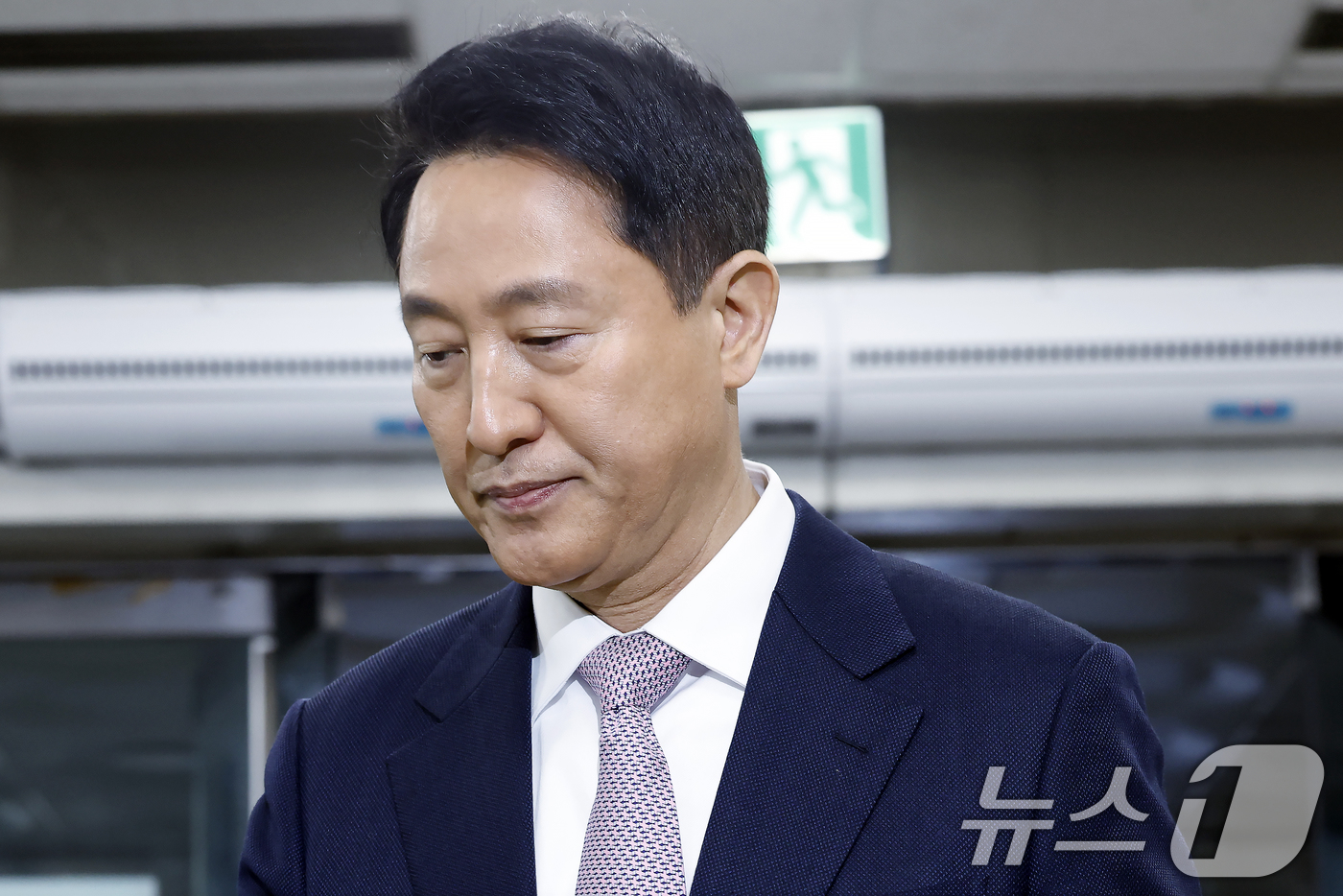 (서울=뉴스1) 박정호 기자 = '명태균 여론조사비 대납' 의혹으로 기소된 오세훈 서울시장이 4일 오전 서울시 서초구 서초동 서울중앙지방법원에서 열린 정치자금법위반 첫 공판에 출석 …