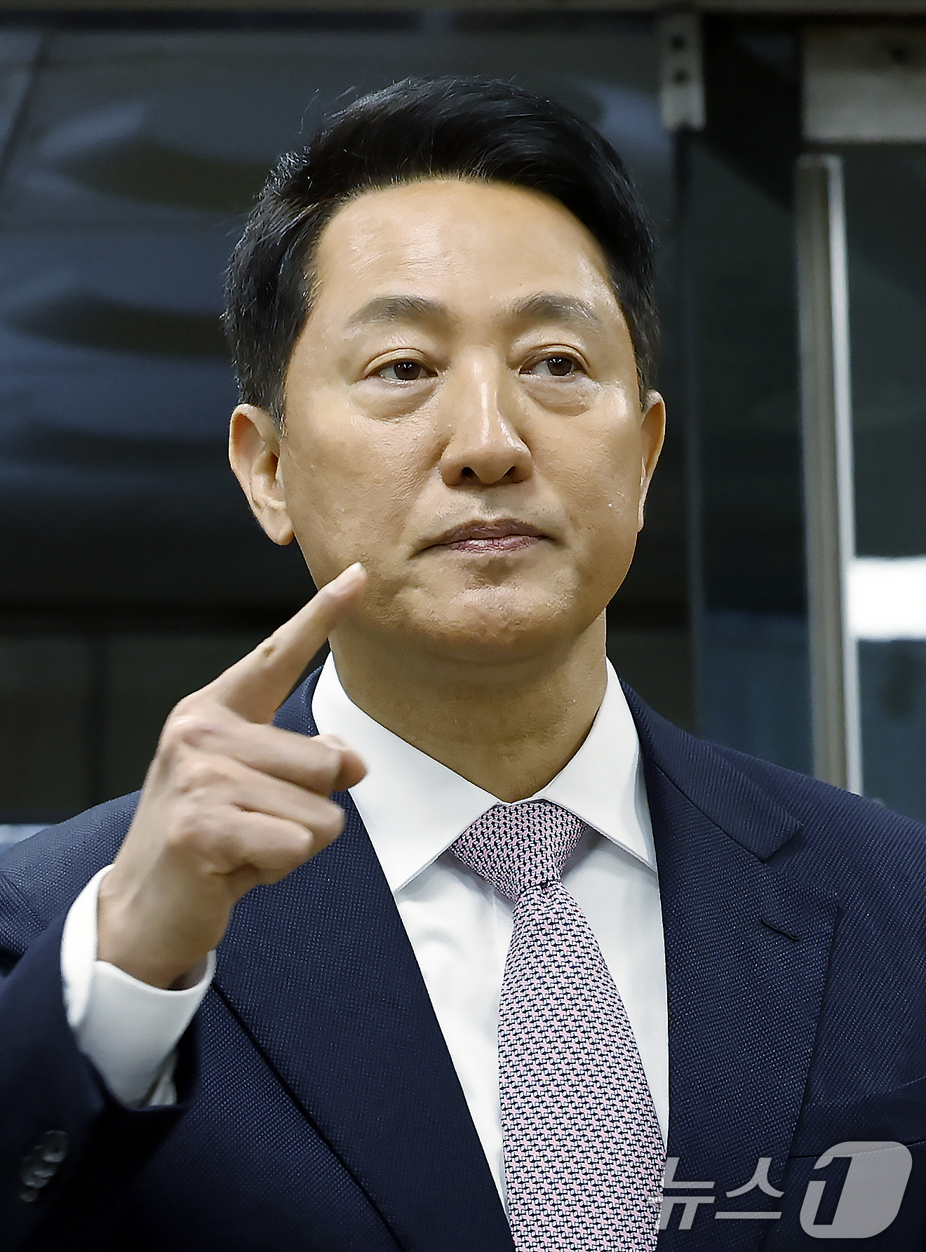 (서울=뉴스1) 박정호 기자 = '명태균 여론조사비 대납' 의혹으로 기소된 오세훈 서울시장이 4일 오전 서울시 서초구 서초동 서울중앙지방법원에서 열린 정치자금법위반 첫 공판에 출석 …