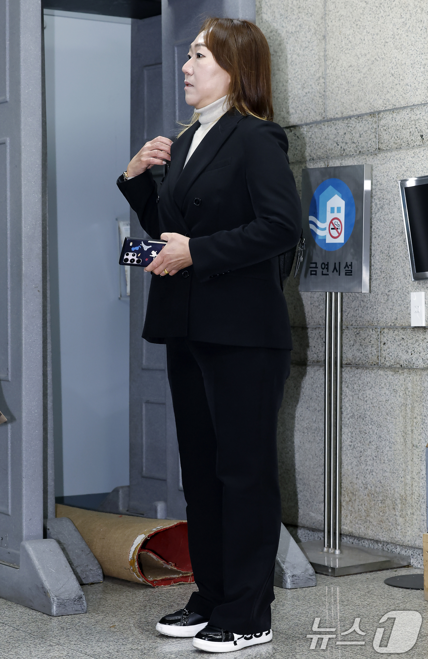 (서울=뉴스1) 박정호 기자 = 정치 브로커 명태균 씨가 실소유한 미래한국연구소의 부소장이었던 강혜경 씨가 4일 오전 서울시 서초구 서초동 서울중앙지방법원에서 열린 오세훈 서울시장 …