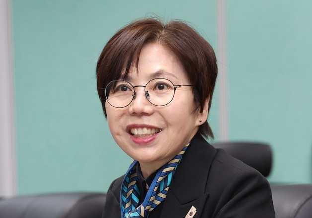 환한 미소로 간담회 시작하는 국주영은 도의원