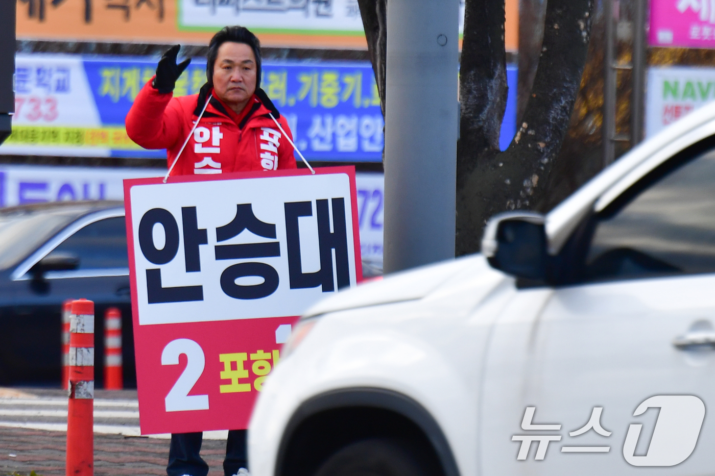 (포항=뉴스1) 최창호 기자 = 안승대 경북 포항시장 예비후보(국민의힘)가 4일 포항시 남구 형산강 교차로에서 출근길 인사를 하고 있다. 2026.3.4/뉴스1