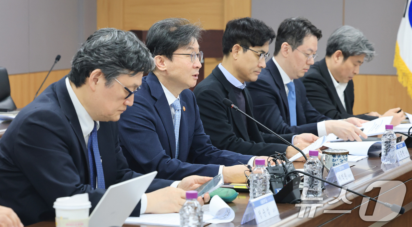 (서울=뉴스1) 임세영 기자 = 이억원 금융위원장이 4일 서울 종로구 정부서울청사에서 열린 민·관 합동 토큰증권 협의체 킥오프 회의에서 모두발언을 하고 있다. 2026.3.4/뉴스 …