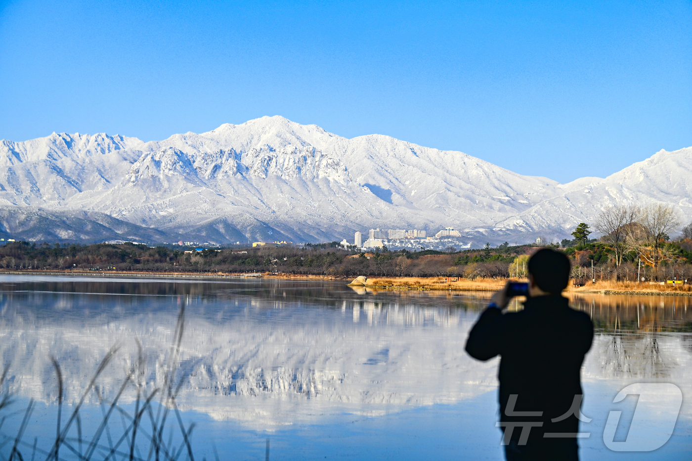 (속초=뉴스1) 윤왕근 기자 = 경칩을 하루 앞둔 4일 강원 속초시 설악산이 전날 내린 눈으로 한 폭의 수묵화 같은 설경을 뽐내고 있다. 미세먼지 없는 쾌청한 하늘이 펼쳐지며 영랑 …