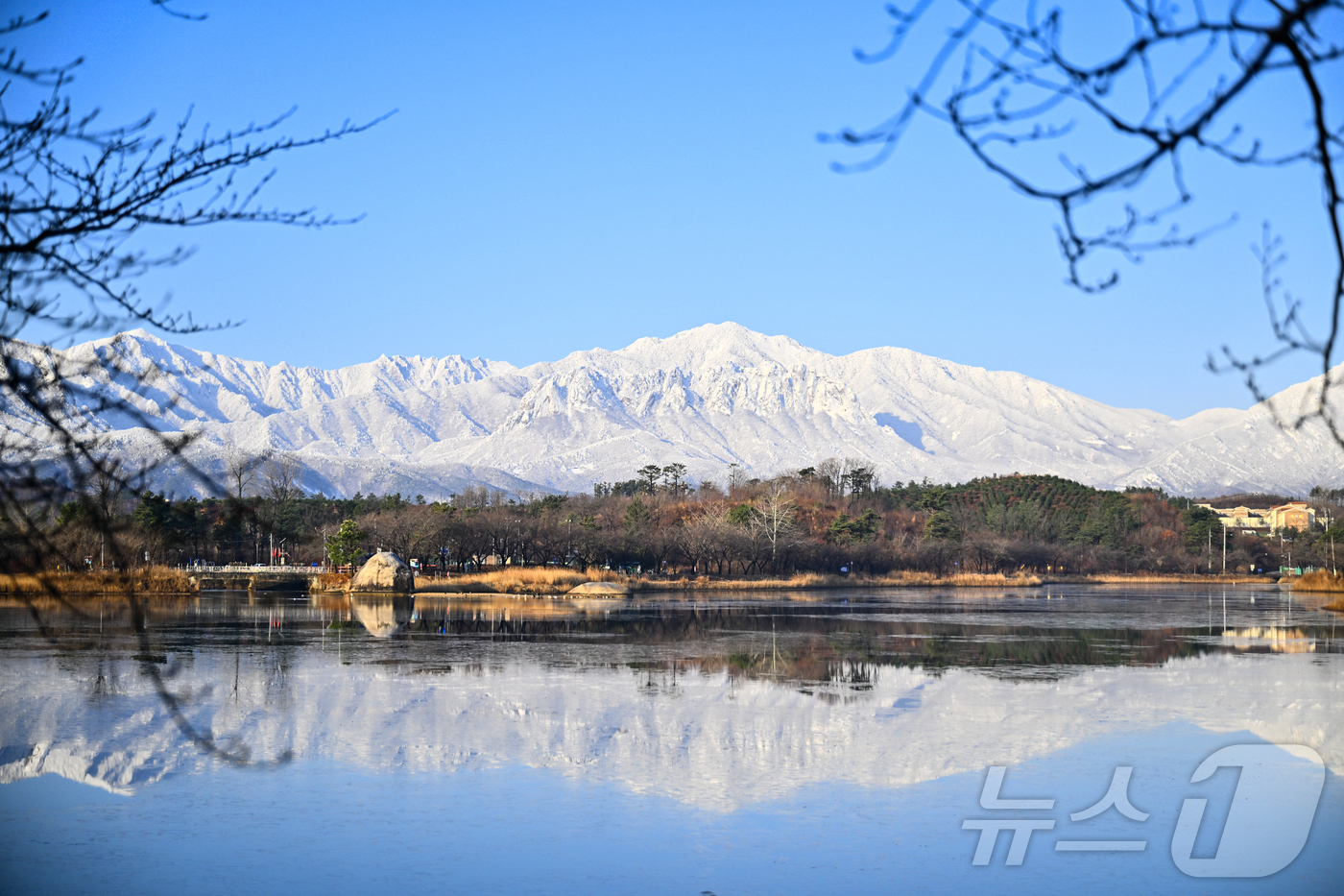 (속초=뉴스1) 윤왕근 기자 = 경칩을 하루 앞둔 4일 강원 속초시 설악산이 전날 내린 눈으로 한 폭의 수묵화 같은 설경을 뽐내고 있다. 미세먼지 없는 쾌청한 하늘이 펼쳐지며 영랑 …