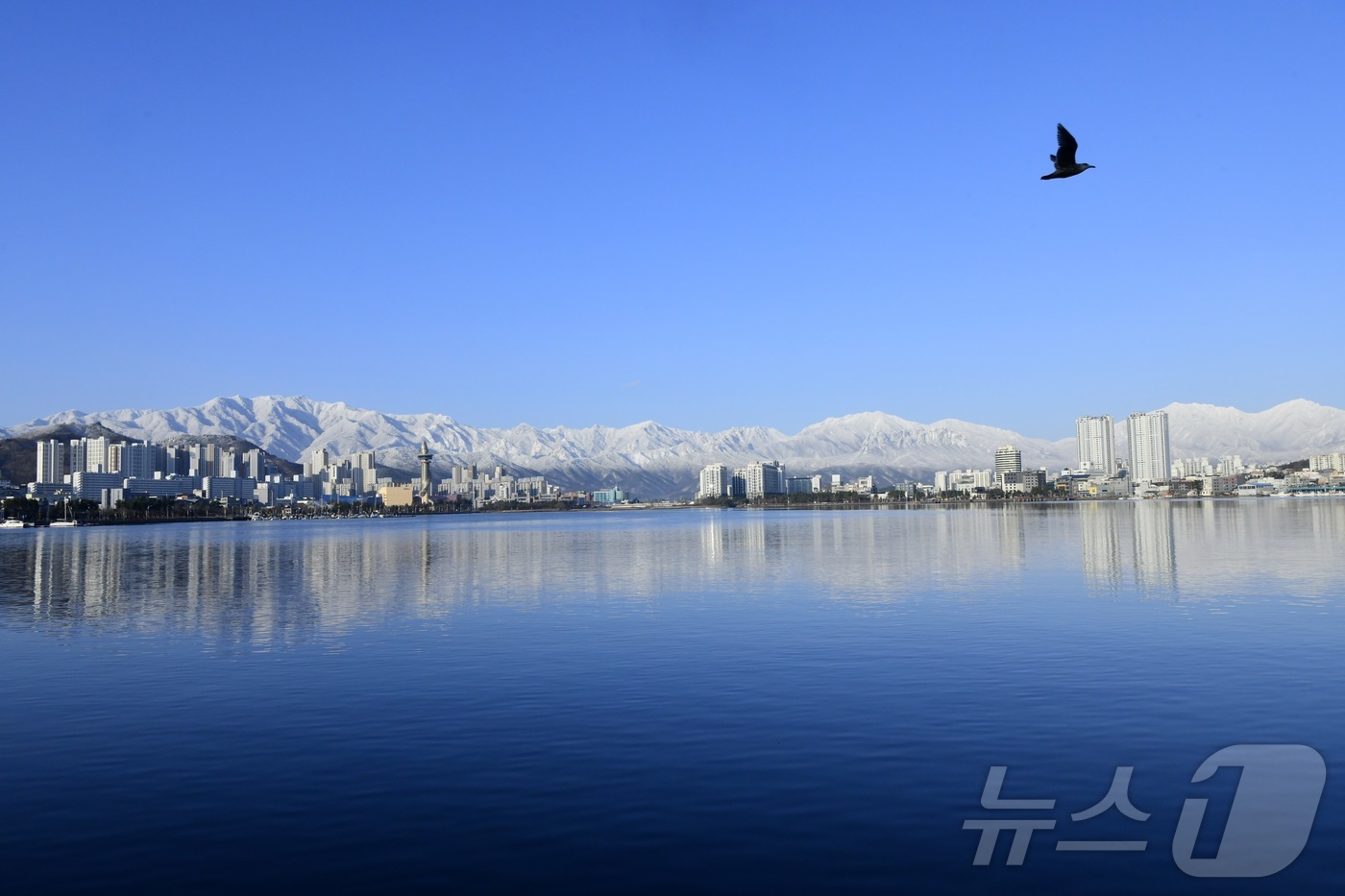 (속초=뉴스1) 윤왕근 기자 = 경칩을 하루 앞둔 4일 강원 속초시 설악산이 전날 내린 눈으로 한 폭의 수묵화 같은 설경을 뽐내고 있다. 미세먼지 없는 쾌청한 하늘이 펼쳐지며 영랑 …