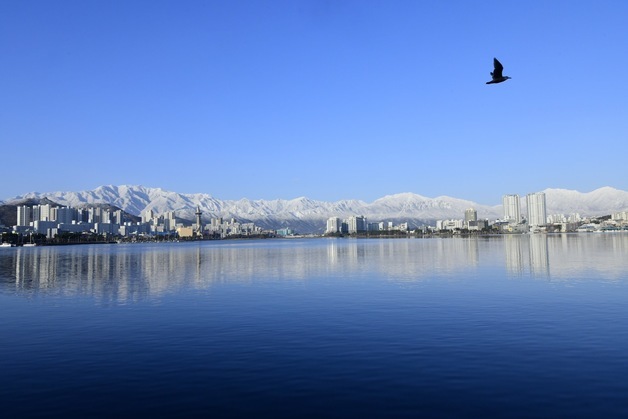 청초호에서 바라본 설악산 설경