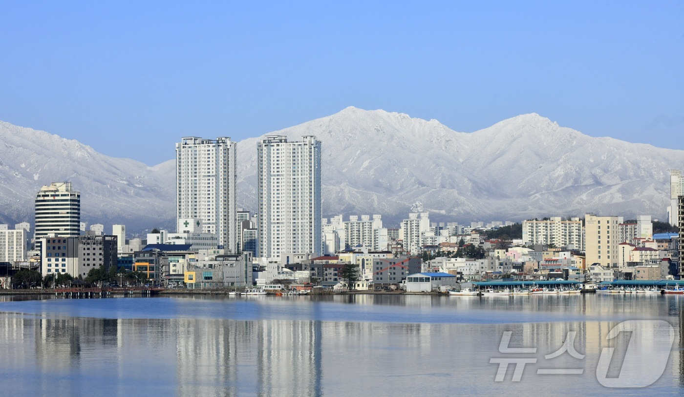 (속초=뉴스1) 윤왕근 기자 = 경칩을 하루 앞둔 4일 강원 속초시 설악산이 전날 내린 눈으로 한 폭의 수묵화 같은 설경을 뽐내고 있다. 미세먼지 없는 쾌청한 하늘이 펼쳐지며 영랑 …