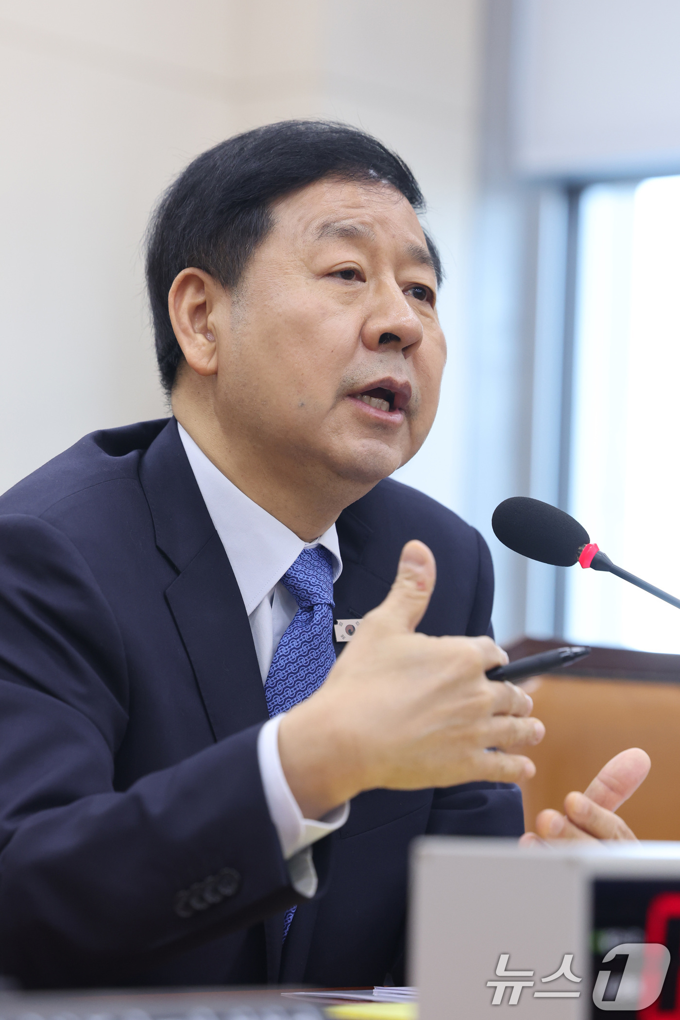 (서울=뉴스1) 신웅수 기자 = 구윤철 부총리 겸 재정경제부 장관이 4일 서울 여의도 국회에서 열린 대미투자특별법 처리를 위한 특별위원회 전체회의에서 의원 질의에 답변하고 있다. …