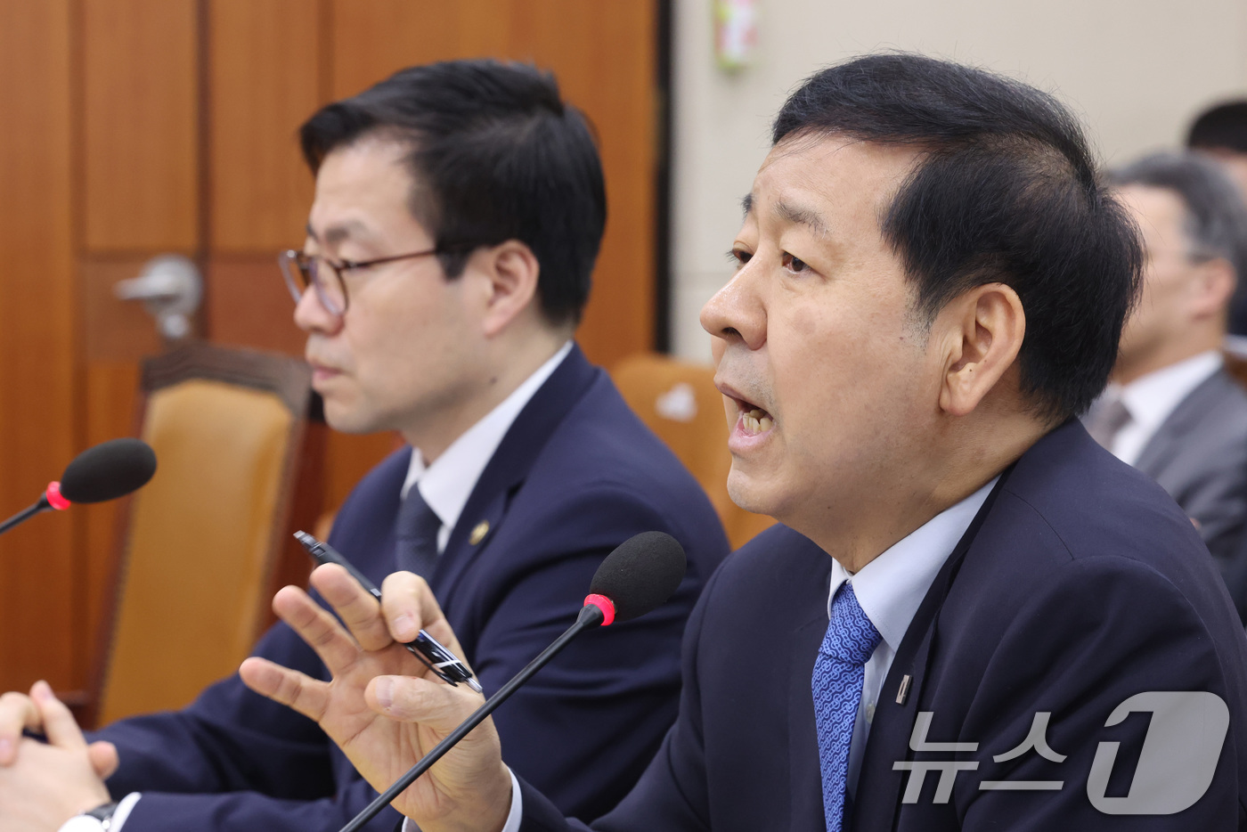 (서울=뉴스1) 신웅수 기자 = 구윤철 부총리 겸 재정경제부 장관이 4일 서울 여의도 국회에서 열린 대미투자특별법 처리를 위한 특별위원회 전체회의에서 의원 질의에 답변하고 있다. …