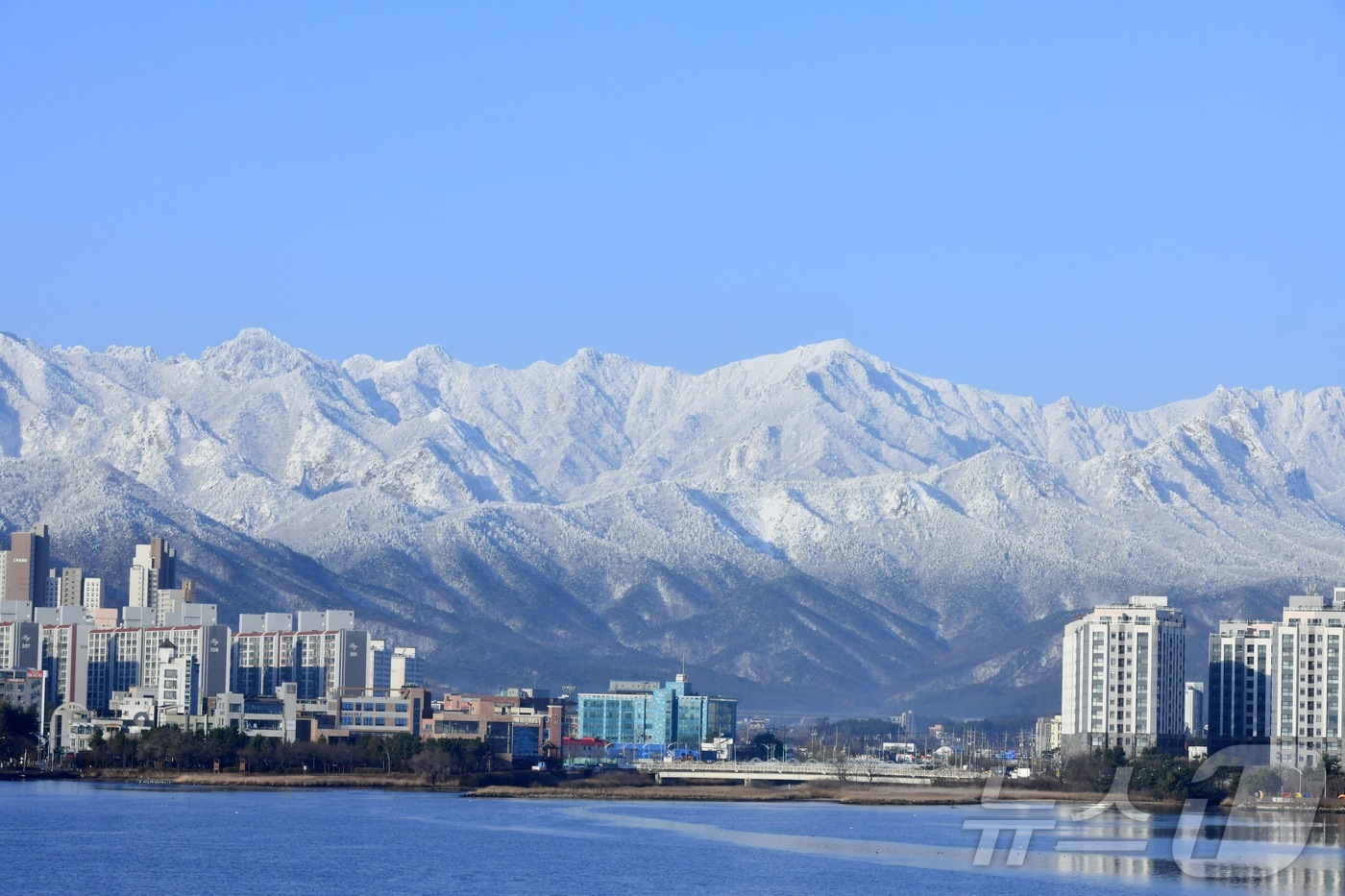 (속초=뉴스1) 윤왕근 기자 = 경칩을 하루 앞둔 4일 강원 속초시 설악산이 전날 내린 눈으로 한 폭의 수묵화 같은 설경을 뽐내고 있다. 미세먼지 없는 쾌청한 하늘이 펼쳐지며 영랑 …