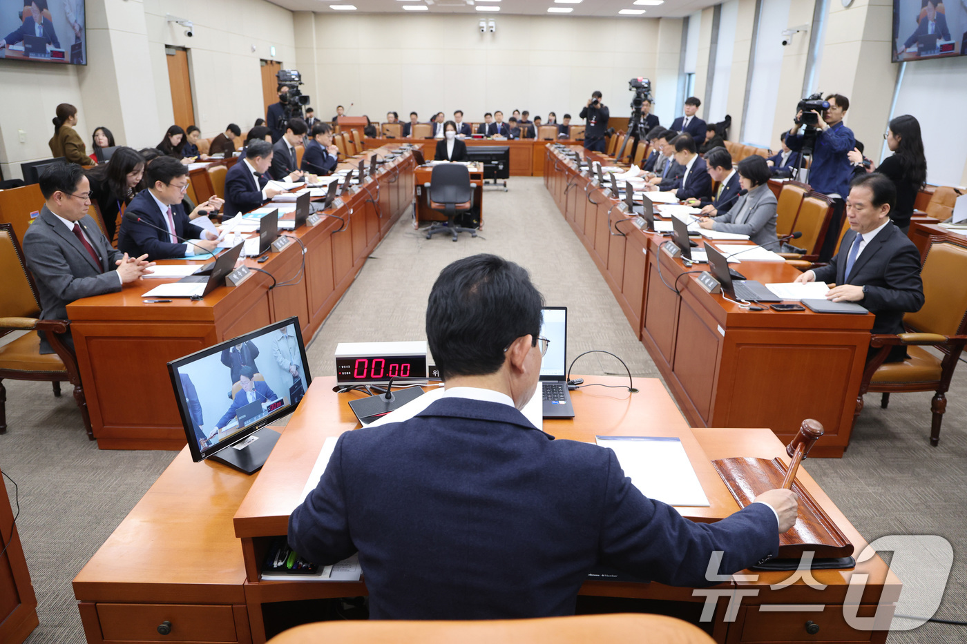 (서울=뉴스1) 신웅수 기자 = 김상훈 위원장이 4일 서울 여의도 국회에서 열린 대미투자특별법 처리를 위한 특별위원회에서 안건을 상정하고 있다. 2026.3.4/뉴스1