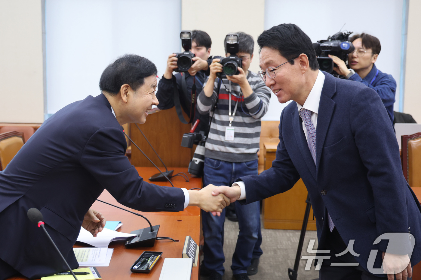 (서울=뉴스1) 신웅수 기자 = 구윤철 부총리 겸 재정경제부 장관이 4일 서울 여의도 국회에서 열린 대미투자특별법 처리를 위한 특별위원회 전체회의에서 김상훈 위원장과 인사하고 있다 …