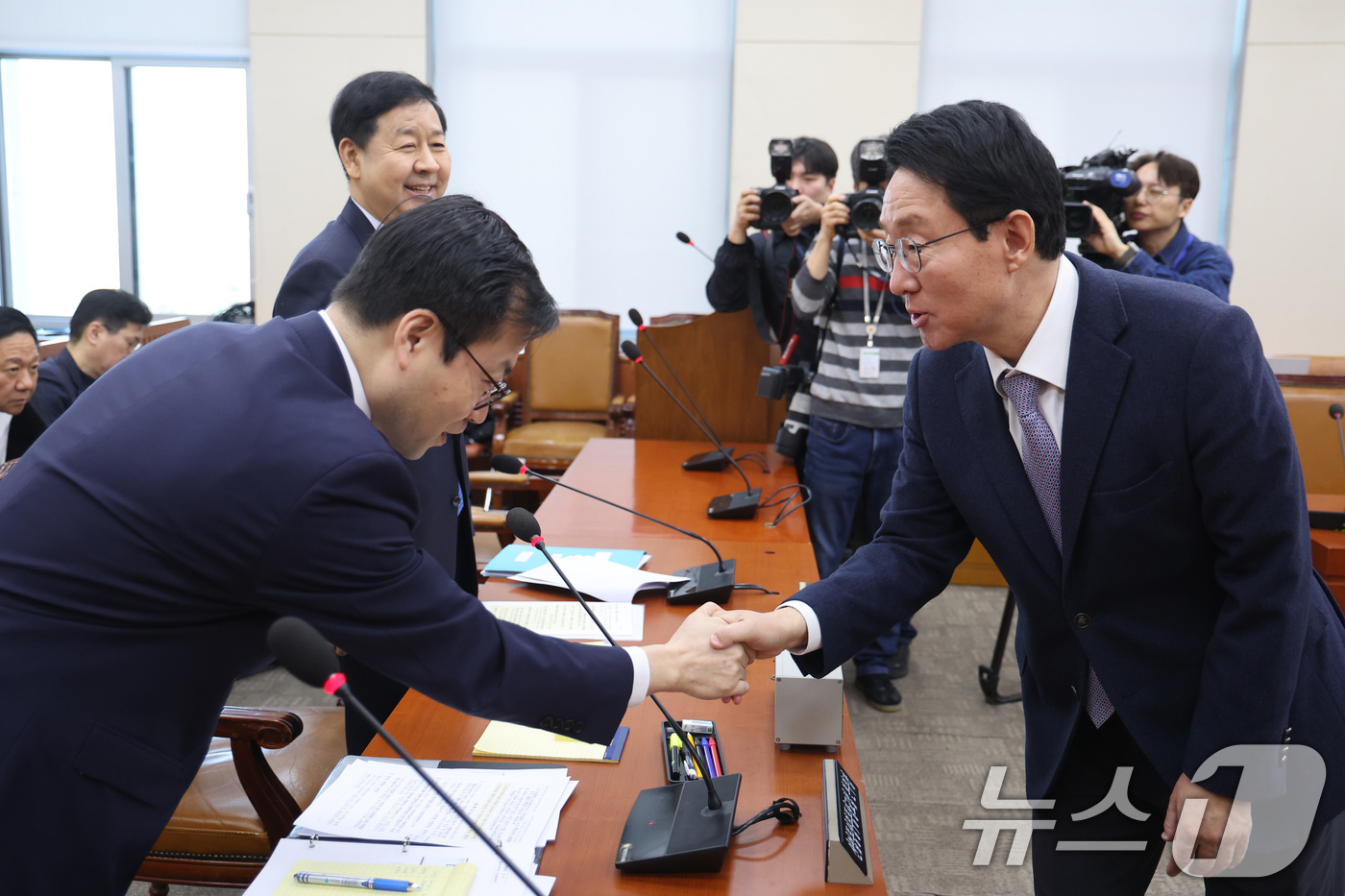 (서울=뉴스1) 신웅수 기자 = 김상훈 위원장이 4일 서울 여의도 국회에서 열린 대미투자특별법 처리를 위한 특별위원회 전체회의에서 여한구 산업통상부 통상교섭본부장과 인사하고 있다. …