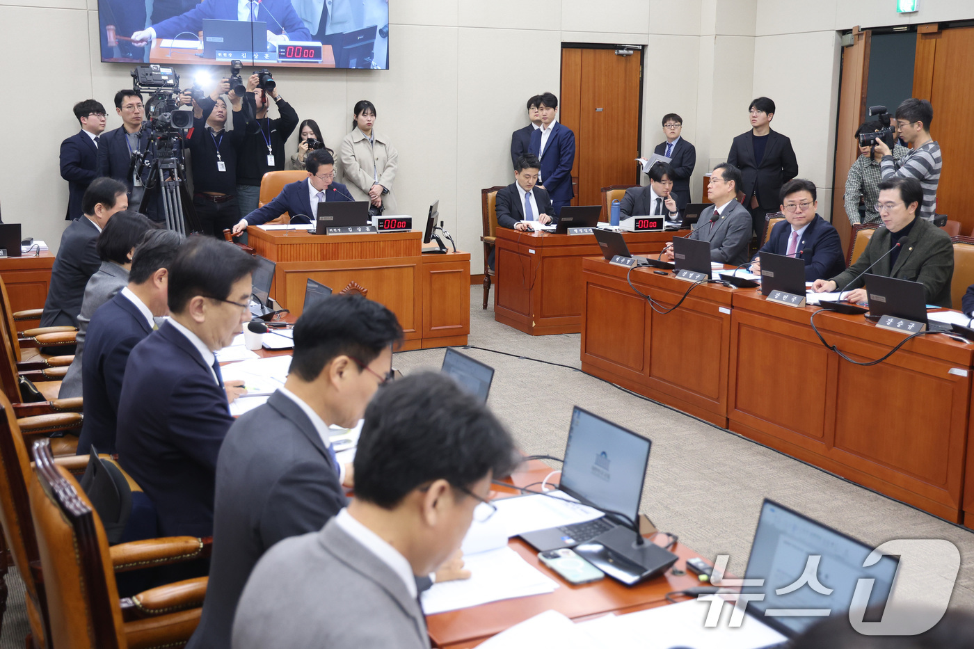 (서울=뉴스1) 신웅수 기자 = 김상훈 위원장이 4일 서울 여의도 국회에서 열린 대미투자특별법 처리를 위한 특별위원회에서 안건을 상정하고 있다. 2026.3.4/뉴스1