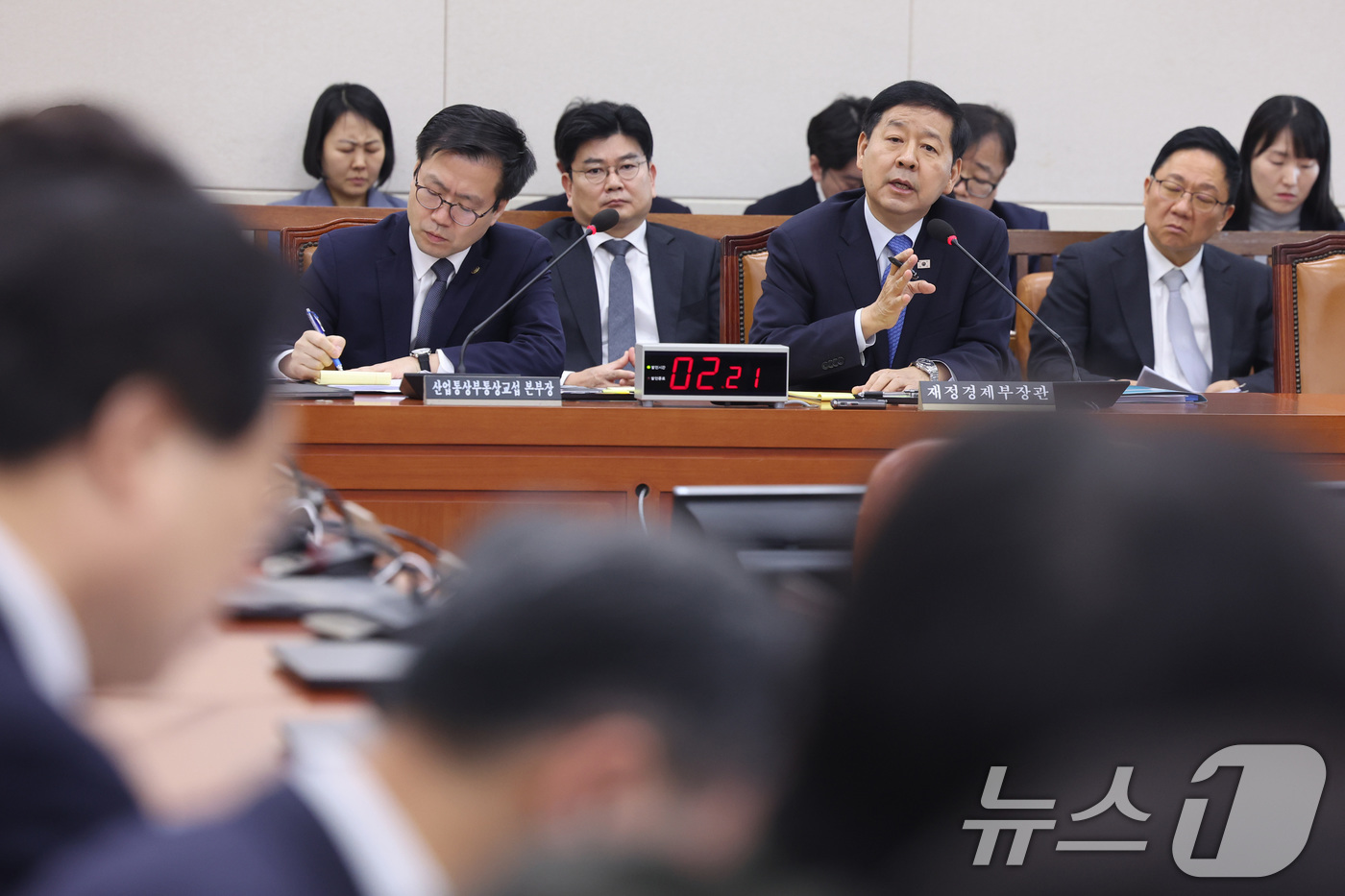 (서울=뉴스1) 신웅수 기자 = 구윤철 부총리 겸 재정경제부 장관이 4일 서울 여의도 국회에서 열린 대미투자특별법 처리를 위한 특별위원회 전체회의에서 의원 질의에 답변하고 있다. …