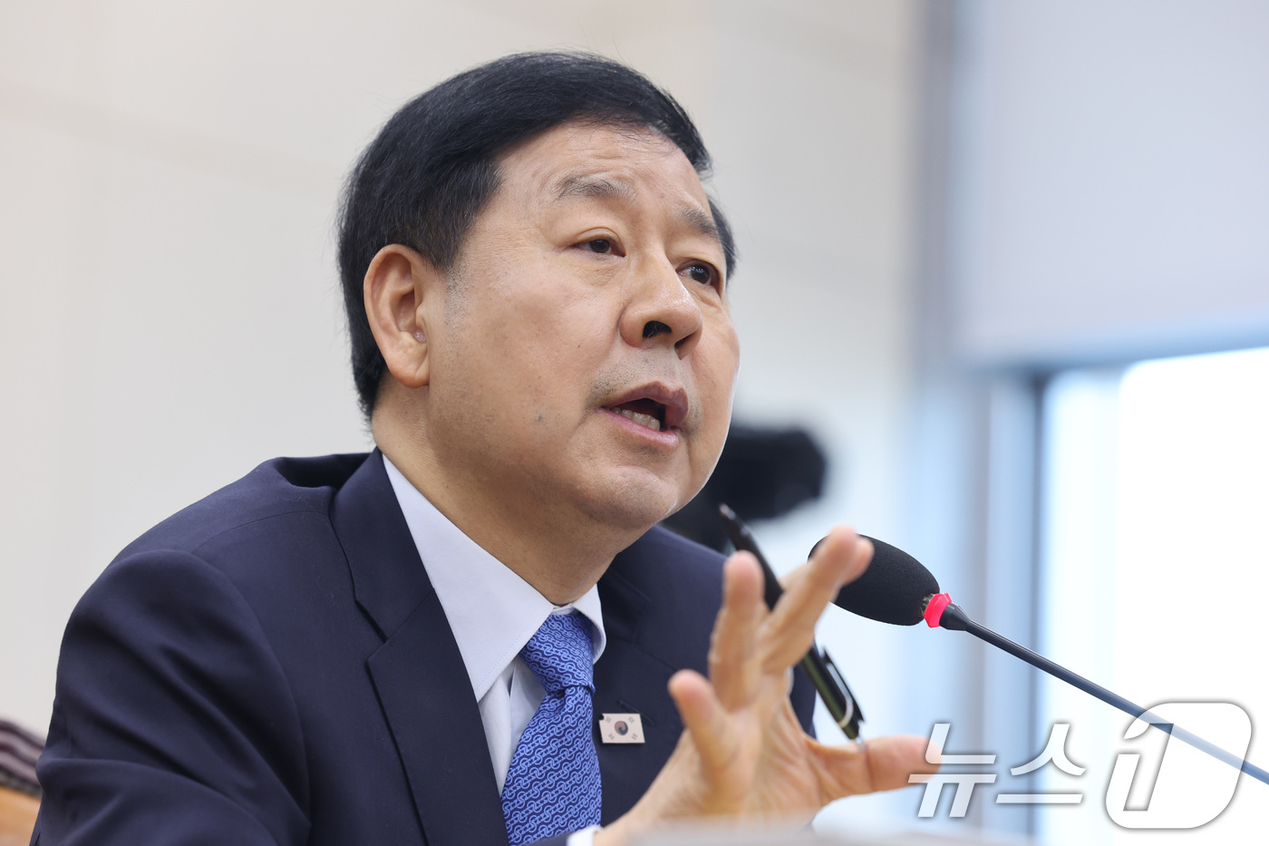 (서울=뉴스1) 신웅수 기자 = 구윤철 부총리 겸 재정경제부 장관이 4일 서울 여의도 국회에서 열린 대미투자특별법 처리를 위한 특별위원회 전체회의에서 의원 질의에 답변하고 있다. …