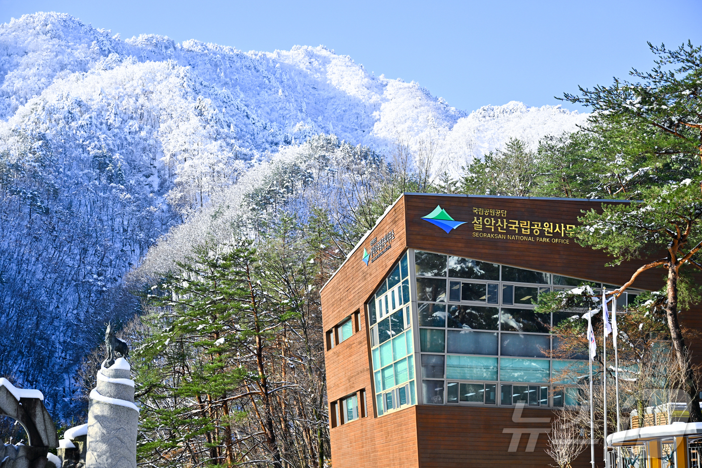 (속초=뉴스1) 윤왕근 기자 = 경칩을 하루 앞둔 4일 강원 속초시 설악산이 전날 내린 눈으로 한 폭의 수묵화 같은 설경을 뽐내고 있다. 미세먼지 없는 쾌청한 하늘이 펼쳐지며 영랑 …