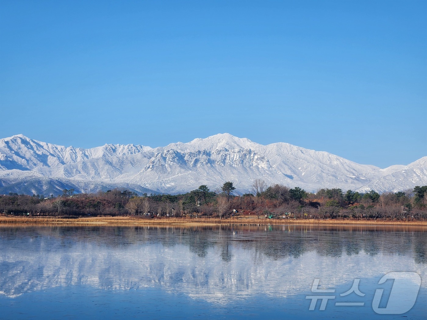(속초=뉴스1) 윤왕근 기자 = 경칩을 하루 앞둔 4일 강원 속초시 설악산이 전날 내린 눈으로 한 폭의 수묵화 같은 설경을 뽐내고 있다. 미세먼지 없는 쾌청한 하늘이 펼쳐지며 영랑 …