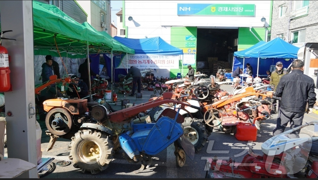 (대전=뉴스1) 이동원 기자 = 대전 신탄진농협(조합장 민권기)은 지난 2월 9일부터 10일까지 이틀 동안 신탄진농협 본점 주차장에서 조합원과 지역 농민의 농번기를 함께 준비하기 …