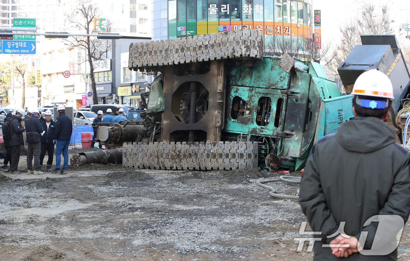 (대구=뉴스1) 공정식 기자 = 4일 오전 9시 6분쯤 대구 수성구 만촌네거리 만촌역 지하통로 공사 현장에서 천공기가 쓰러지는 사고가 발생했다. 이 사고로 택시 운전자와 탑승객 등 …