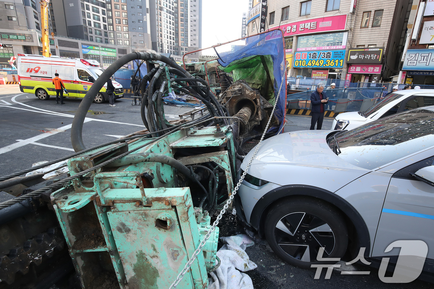 (대구=뉴스1) 공정식 기자 = 4일 오전 9시 6분쯤 대구 수성구 만촌네거리 만촌역 지하통로 공사 현장에서 천공기가 쓰러지는 사고가 발생했다. 이 사고로 택시 운전자와 탑승객 등 …