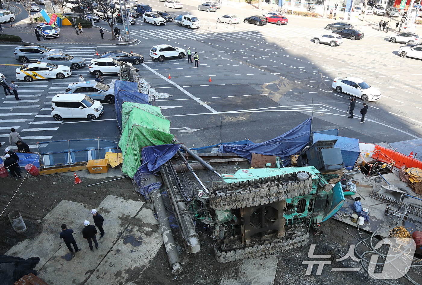 (대구=뉴스1) 공정식 기자 = 4일 오전 9시 6분쯤 대구 수성구 만촌네거리 만촌역 지하통로 공사 현장에서 천공기가 쓰러지는 사고가 발생했다. 이 사고로 택시 운전자와 탑승객 등 …