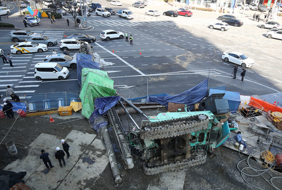 대구 만촌네거리 공사장서 천공기 전도 3명 부상…수사·감독 착수