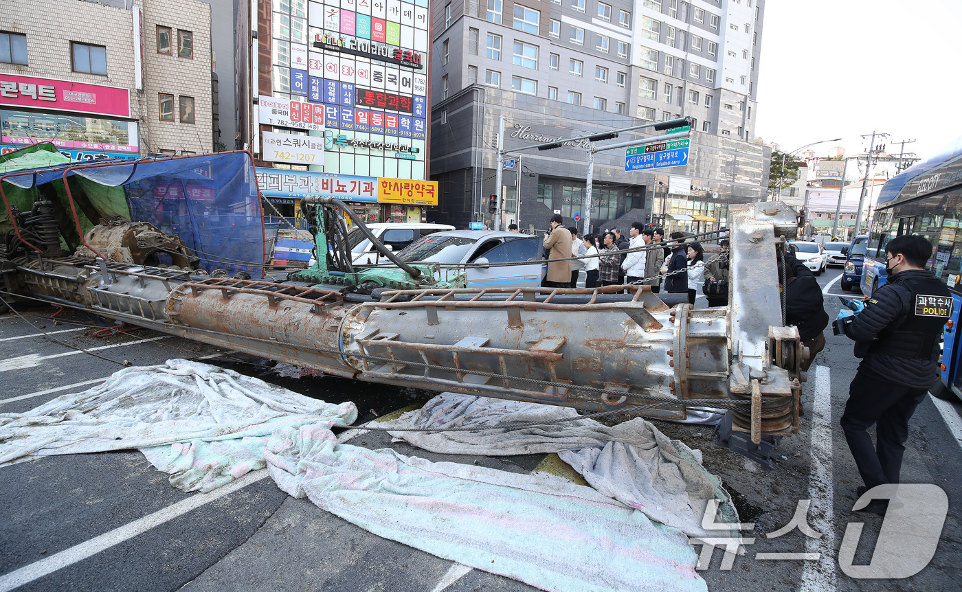 (대구=뉴스1) 공정식 기자 = 4일 오전 9시 6분쯤 대구 수성구 만촌네거리 만촌역 지하통로 공사 현장에서 천공기가 쓰러지는 사고가 발생했다. 이 사고로 택시 운전자와 탑승객 등 …