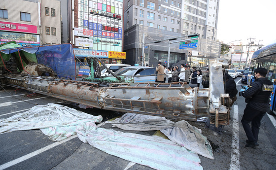 대구 만촌네거리 공사장서 천공기 쓰러져 3명 부상