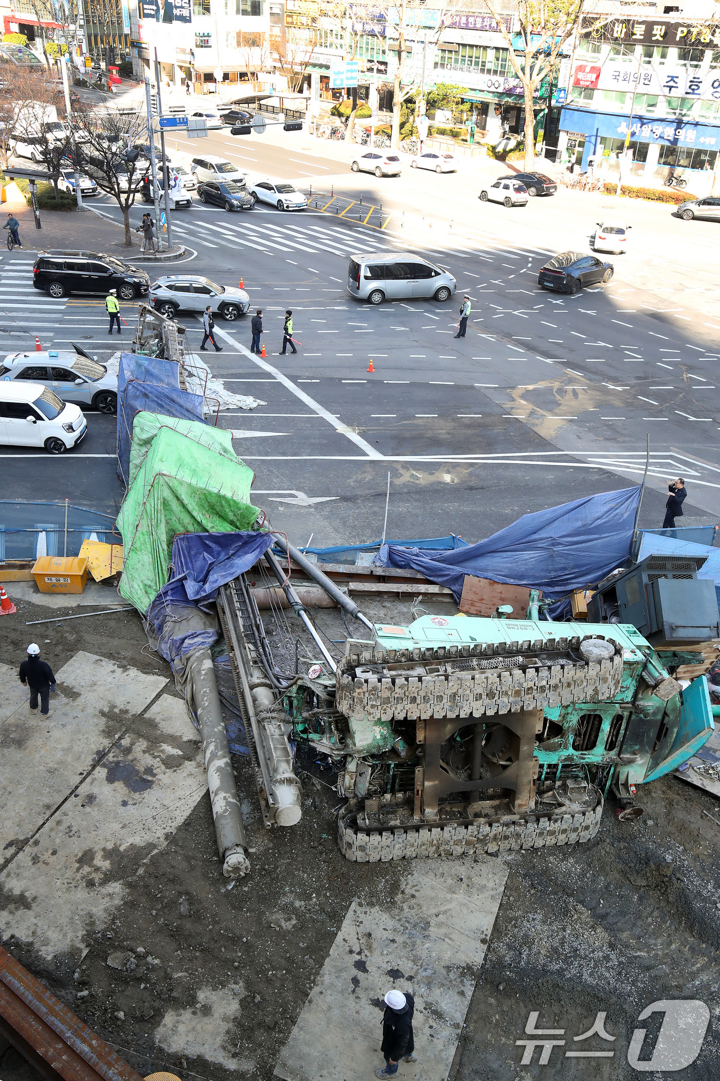 (대구=뉴스1) 공정식 기자 = 4일 오전 9시 6분쯤 대구 수성구 만촌네거리 만촌역 지하통로 공사 현장에서 천공기가 쓰러지는 사고가 발생했다. 이 사고로 택시 운전자와 탑승객 등 …