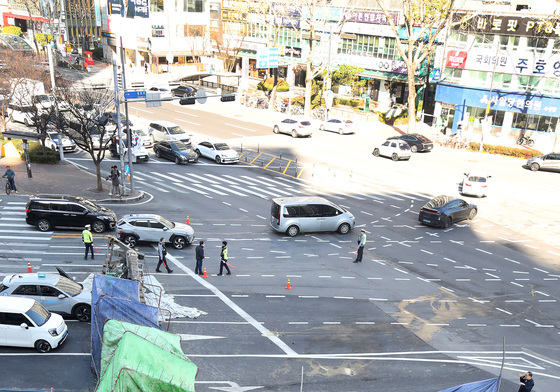 대구 만촌네거리 천공기 쓰러져…하마터면 대형사고