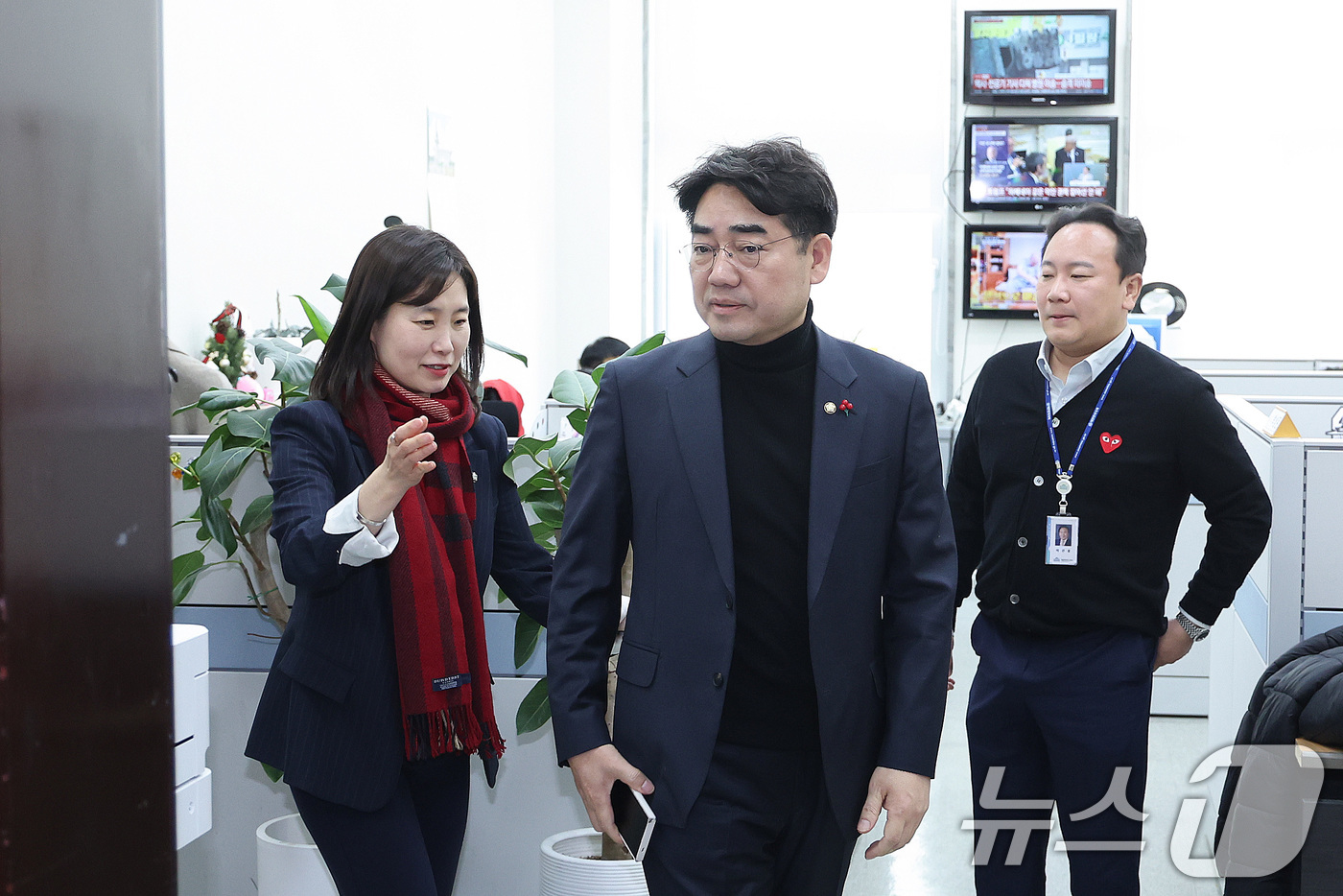 (서울=뉴스1) 신웅수 기자 = 이성권 의원을 비롯한 국민의힘 당내 개혁·소장파 의원 모임인 '대안과미래' 의원들이 4일 서울 여의도 국회에서 송언석 원내대표를 만난 후 원내대표실 …