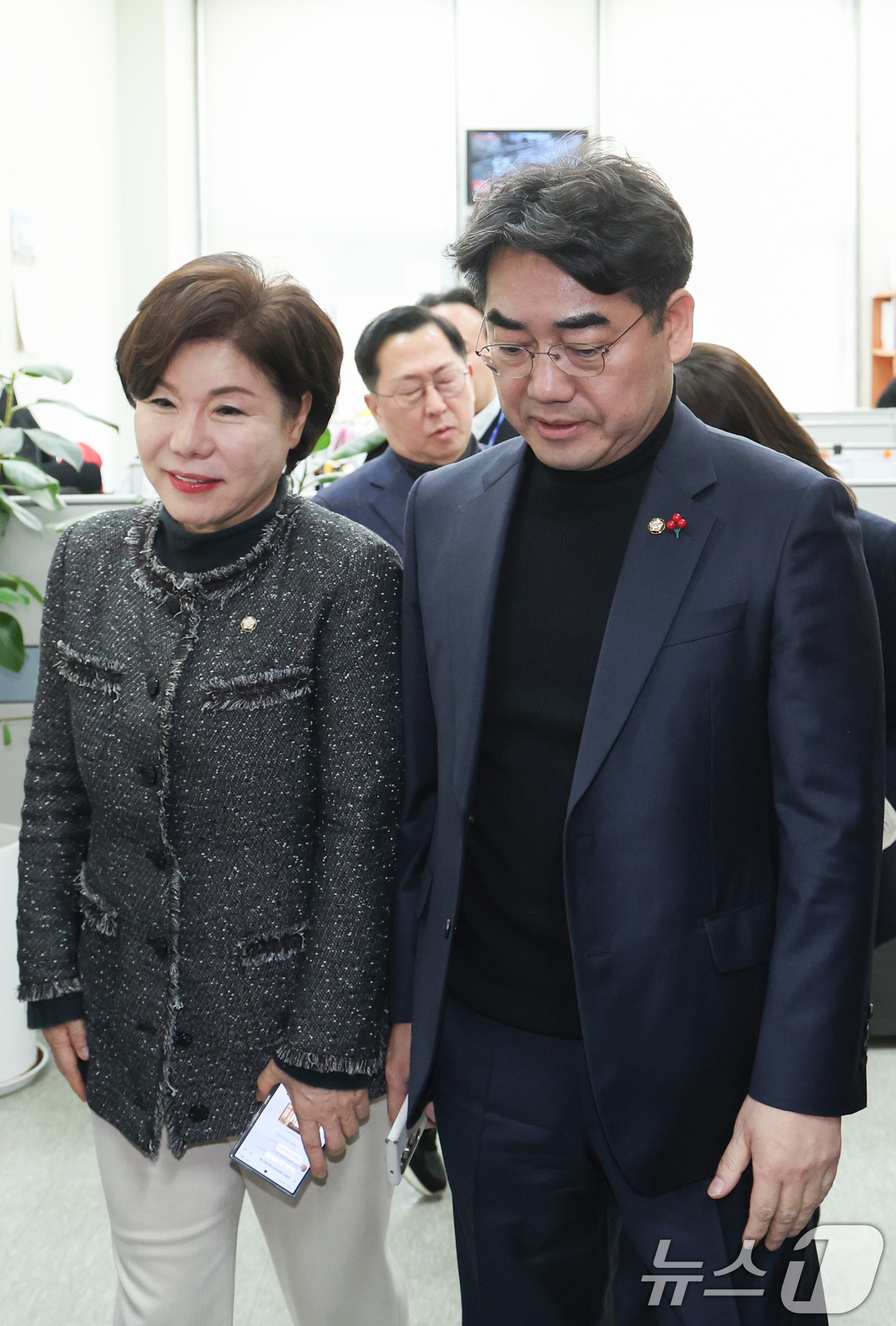 (서울=뉴스1) 신웅수 기자 = 이성권 의원을 비롯한 국민의힘 당내 개혁·소장파 의원 모임인 '대안과미래' 의원들이 4일 서울 여의도 국회에서 송언석 원내대표를 만난 후 원내대표실 …