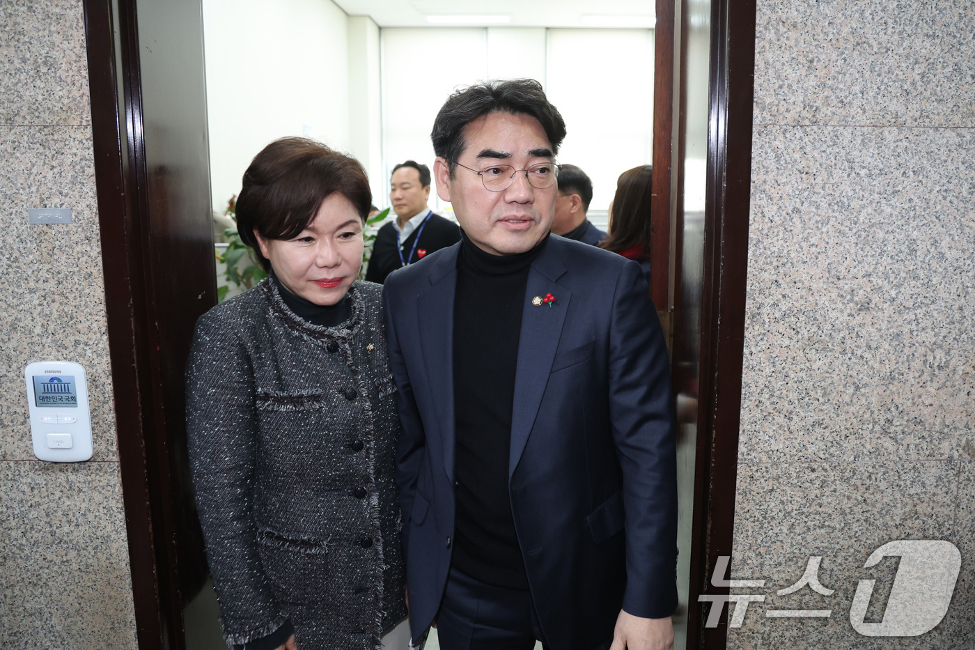 (서울=뉴스1) 신웅수 기자 = 이성권 의원을 비롯한 국민의힘 당내 개혁·소장파 의원 모임인 '대안과미래' 의원들이 4일 서울 여의도 국회에서 송언석 원내대표를 만난 후 원내대표실 …