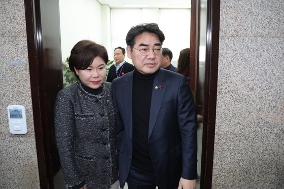 원내대표실 나서는 대안과미래