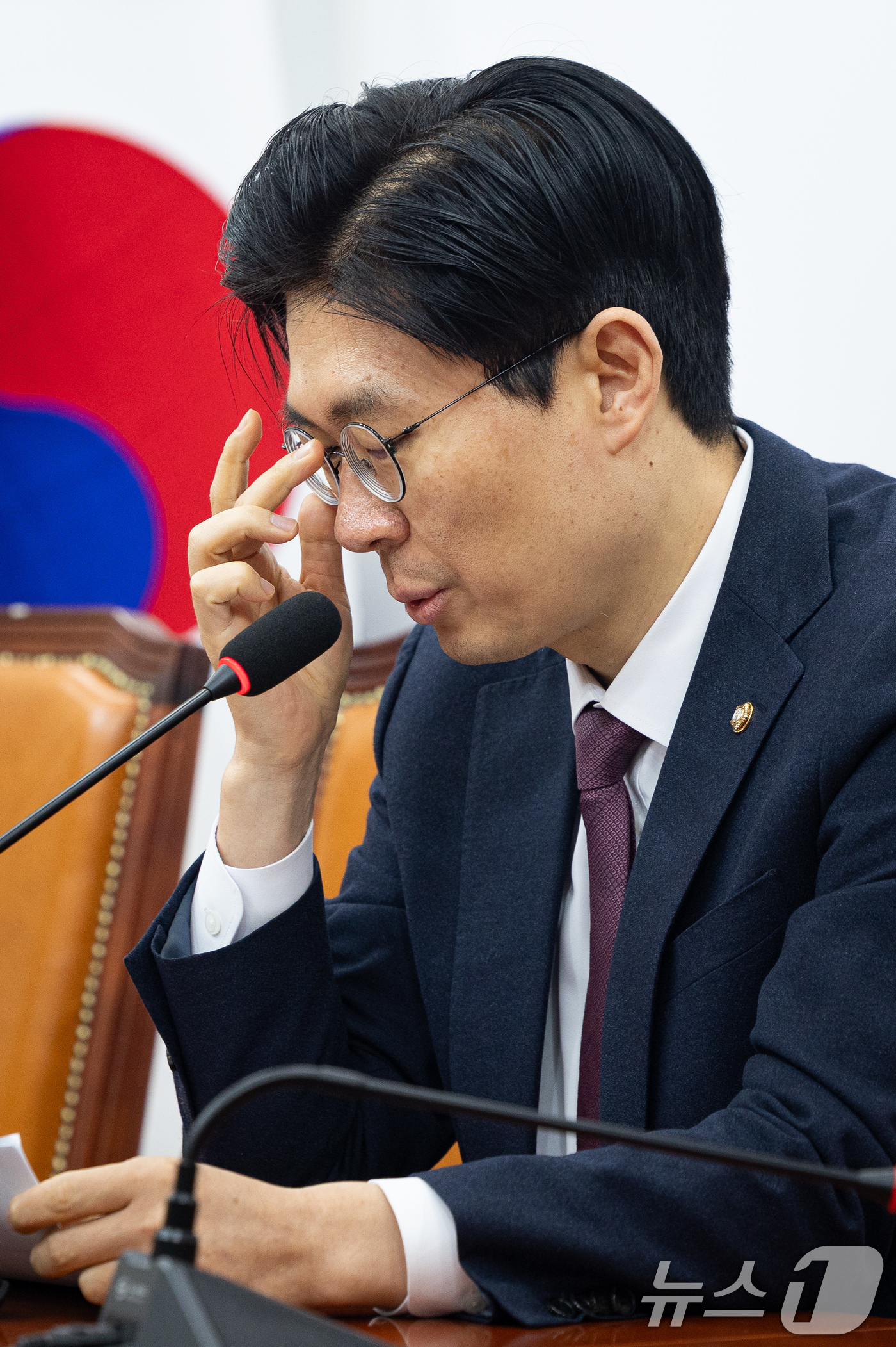 (서울=뉴스1) 유승관 기자 = 조정훈 국민의힘 인재영입위원장이 4일 서울 여의도 국회에서 인재영입 발표 중 안경을 고쳐 쓰고 있다.인재영입위가 발표한 5인은 이범석 신전대협 공동 …