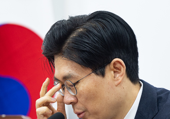 안경 고쳐 쓰는 조정훈 국민의힘 인재영입위원장