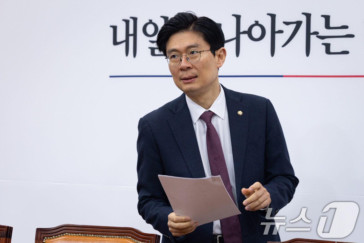 (서울=뉴스1) 유승관 기자 = 조정훈 국민의힘 인재영입위원장이 인재영입 발표를 위해 4일 서울 여의도 국회 당대표회의실에 들어서고 있다.인재영입위가 발표한 5인은 이범석 신전대협 …